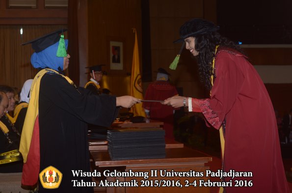 Wisuda Unpad Gel II TA 2015_2016 Fakultas Kedokteran oleh Dekan 122