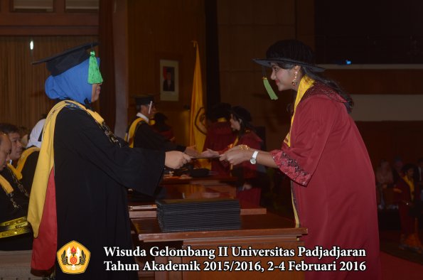 Wisuda Unpad Gel II TA 2015_2016 Fakultas Kedokteran oleh Dekan 133