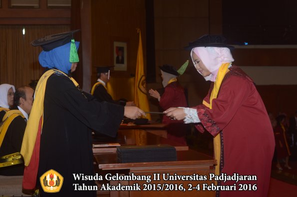 Wisuda Unpad Gel II TA 2015_2016 Fakultas Kedokteran oleh Dekan 245