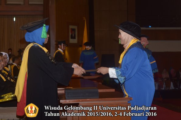Wisuda Unpad Gel II TA 2015_2016 Fakultas Kedokteran oleh Dekan 348