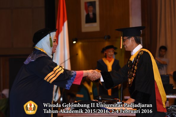 Wisuda Unpad Gel II TA 2015_2016  Fakultas Kedokteran oleh Rektor 003