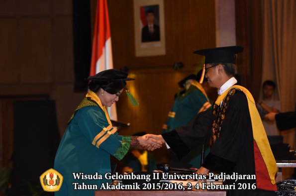 Wisuda Unpad Gel II TA 2015_2016  Fakultas Kedokteran oleh Rektor 020