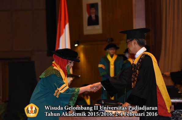 Wisuda Unpad Gel II TA 2015_2016  Fakultas Kedokteran oleh Rektor 030