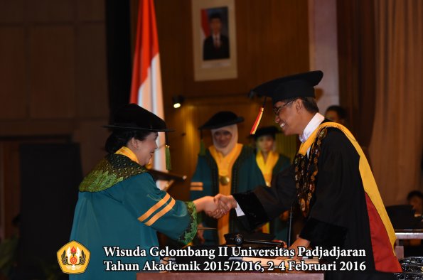 Wisuda Unpad Gel II TA 2015_2016  Fakultas Kedokteran oleh Rektor 049