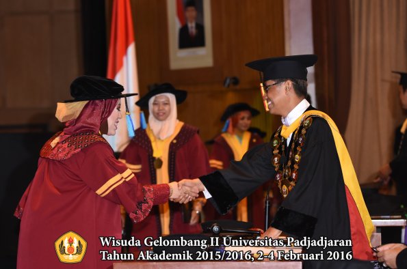 Wisuda Unpad Gel II TA 2015_2016  Fakultas Keperawatan oleh Rektor 008