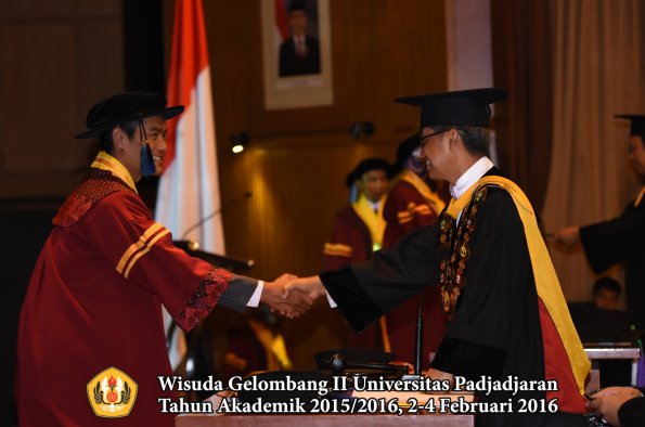 Wisuda Unpad Gel II TA 2015_2016  Fakultas Keperawatan oleh Rektor 013