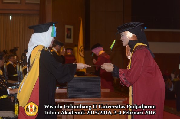Wisuda Unpad Gel II TA 2015_2016 Fakultas Farmasi oleh Dekan  006