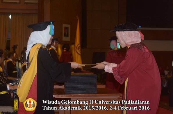 Wisuda Unpad Gel II TA 2015_2016 Fakultas Farmasi oleh Dekan  008