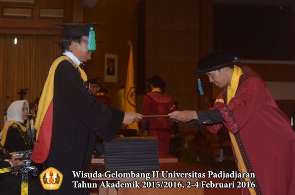 Wisuda Unpad Gel II TA 2015_2016 Fakultas PIK oleh Dekan  004