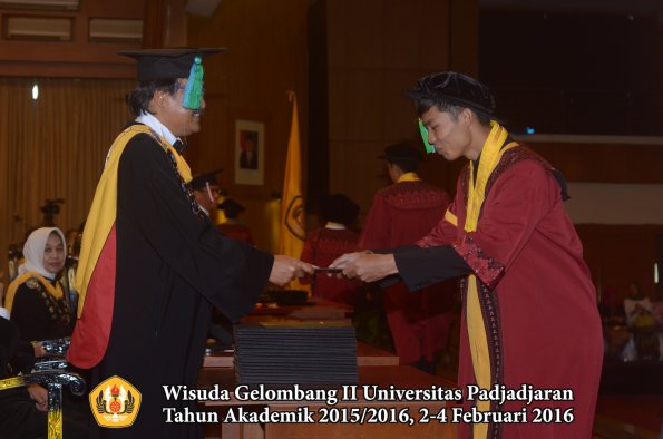 Wisuda Unpad Gel II TA 2015_2016 Fakultas PIK oleh Dekan  012