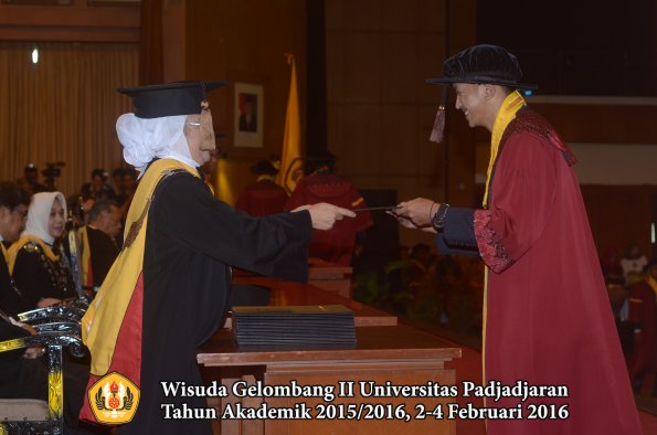 Wisuda Unpad Gel II TA 2015_2016 Fakultas Peternakan oleh Dekan 030