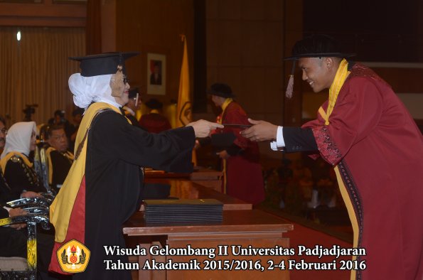 Wisuda Unpad Gel II TA 2015_2016 Fakultas Peternakan oleh Dekan 051