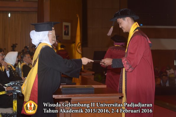 Wisuda Unpad Gel II TA 2015_2016 Fakultas Peternakan oleh Dekan 057