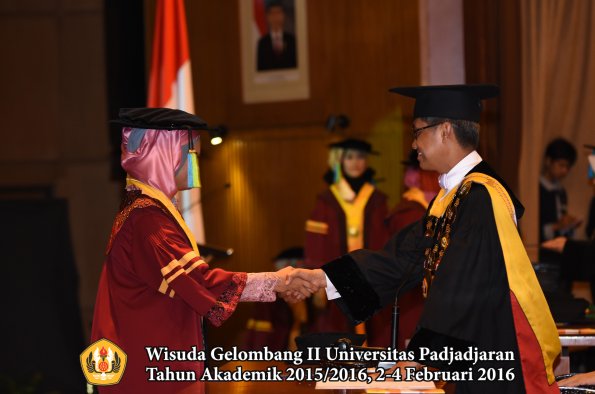Wisuda Unpad Gel II TA 2015_2016  Fakultas Farmasi oleh Rektor  004