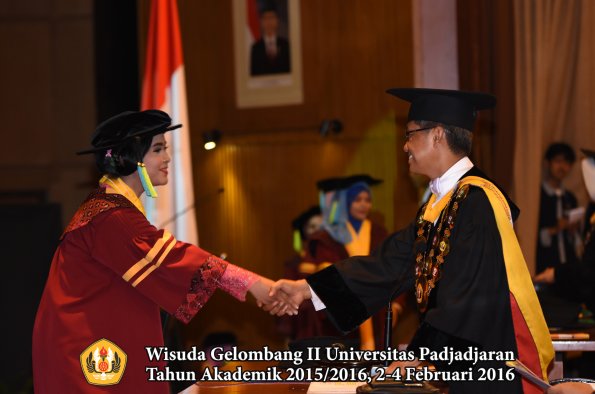 Wisuda Unpad Gel II TA 2015_2016  Fakultas Farmasi oleh Rektor  069