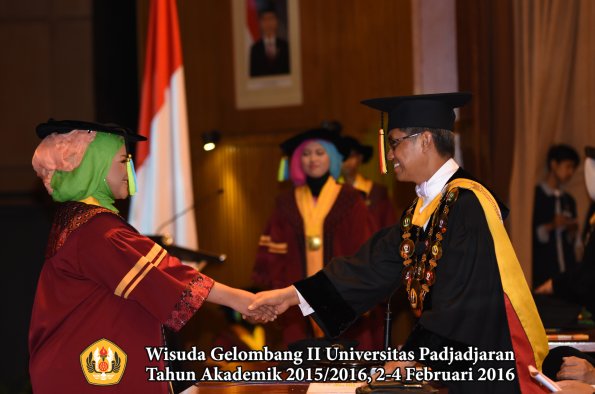 Wisuda Unpad Gel II TA 2015_2016  Fakultas Farmasi oleh Rektor  079