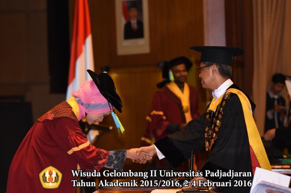 Wisuda Unpad Gel II TA 2015_2016  Fakultas Farmasi oleh Rektor  162