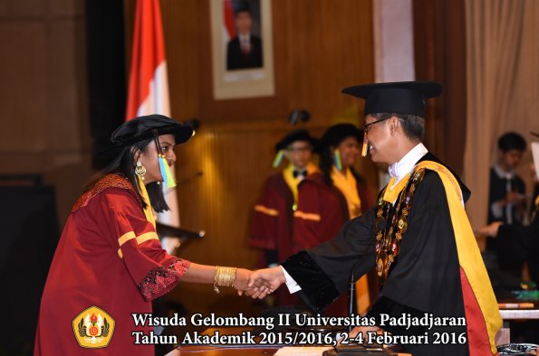Wisuda Unpad Gel II TA 2015_2016  Fakultas Farmasi oleh Rektor  164
