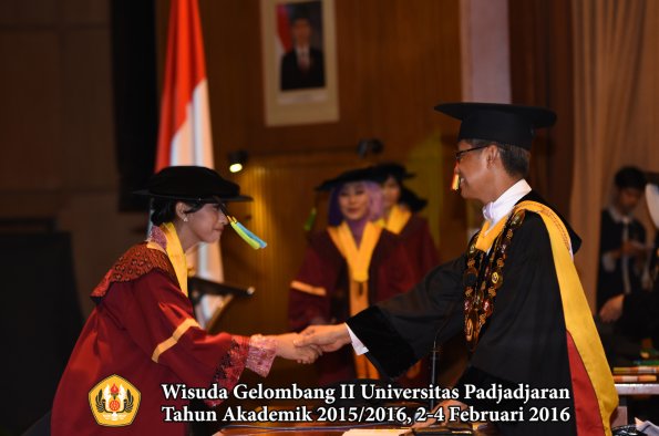 Wisuda Unpad Gel II TA 2015_2016  Fakultas Farmasi oleh Rektor  167