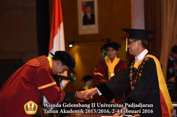 Wisuda Unpad Gel II TA 2015_2016  Fakultas PIK oleh Rektor  004