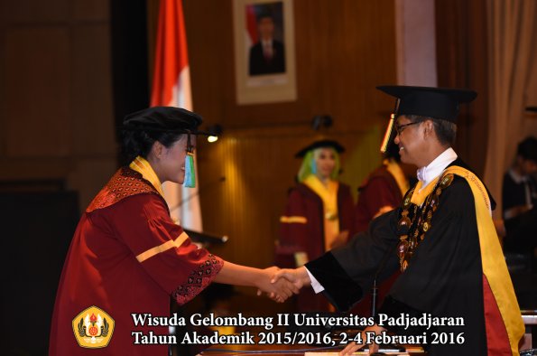 Wisuda Unpad Gel II TA 2015_2016  Fakultas PIK oleh Rektor  005