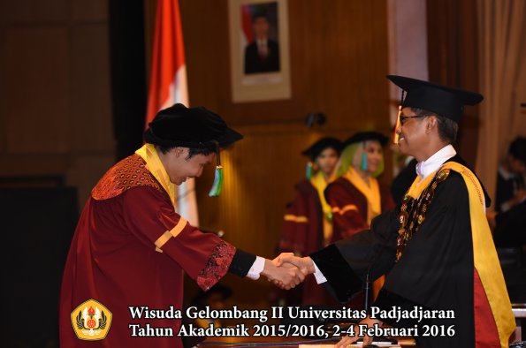 Wisuda Unpad Gel II TA 2015_2016  Fakultas PIK oleh Rektor  006