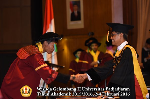 Wisuda Unpad Gel II TA 2015_2016  Fakultas PIK oleh Rektor  012