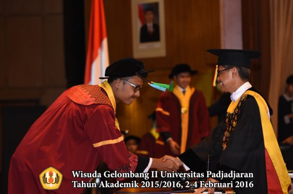 Wisuda Unpad Gel II TA 2015_2016  Fakultas PIK oleh Rektor  015