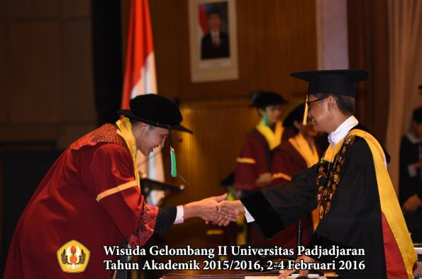 Wisuda Unpad Gel II TA 2015_2016  Fakultas PIK oleh Rektor  016