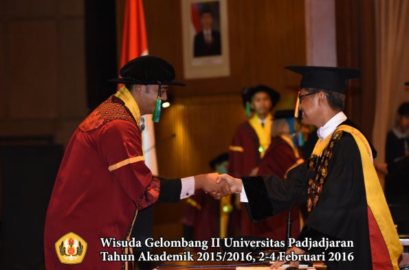 Wisuda Unpad Gel II TA 2015_2016  Fakultas PIK oleh Rektor  024