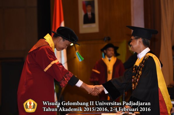 Wisuda Unpad Gel II TA 2015_2016  Fakultas PIK oleh Rektor  026