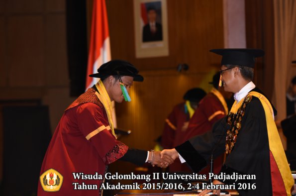 Wisuda Unpad Gel II TA 2015_2016  Fakultas PIK oleh Rektor  027