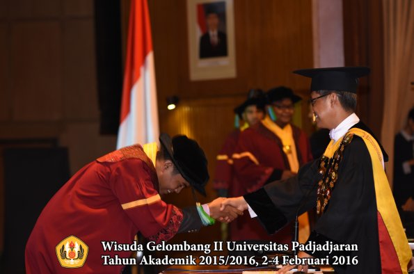 Wisuda Unpad Gel II TA 2015_2016  Fakultas PIK oleh Rektor  028