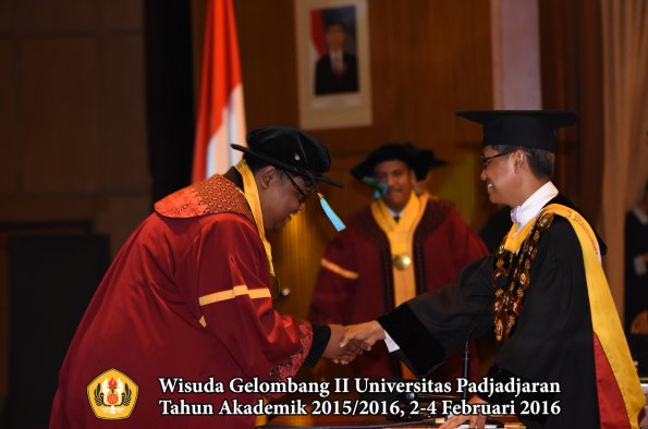 Wisuda Unpad Gel II TA 2015_2016  Fakultas PIK oleh Rektor  029
