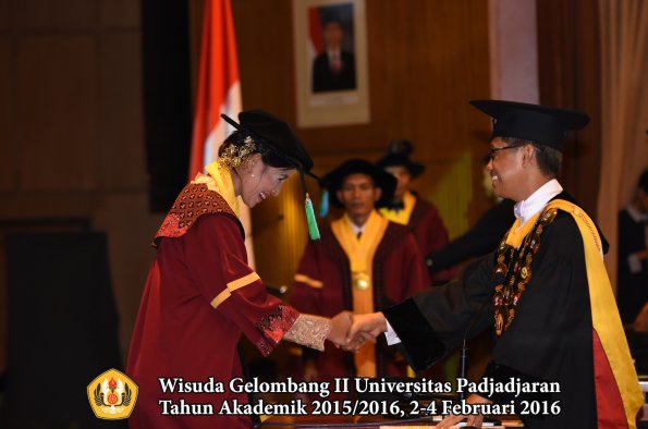 Wisuda Unpad Gel II TA 2015_2016  Fakultas PIK oleh Rektor  031