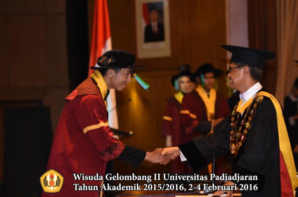 Wisuda Unpad Gel II TA 2015_2016  Fakultas PIK oleh Rektor  033