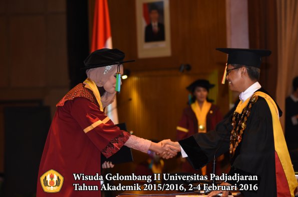 Wisuda Unpad Gel II TA 2015_2016  Fakultas PIK oleh Rektor  035