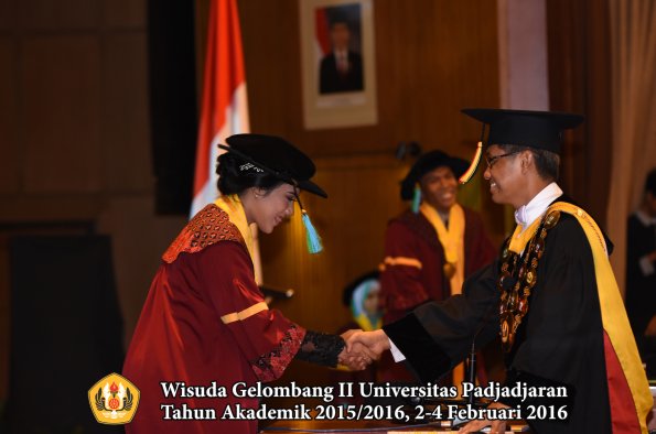 Wisuda Unpad Gel II TA 2015_2016  Fakultas PIK oleh Rektor  036