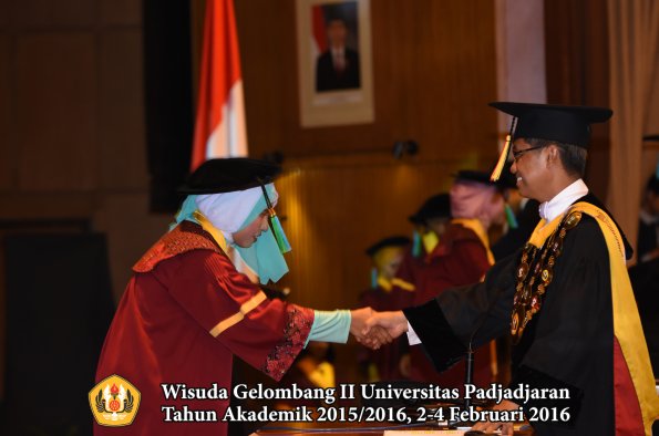 Wisuda Unpad Gel II TA 2015_2016  Fakultas PIK oleh Rektor  040