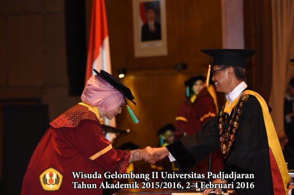 Wisuda Unpad Gel II TA 2015_2016  Fakultas PIK oleh Rektor  041