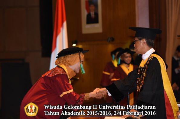 Wisuda Unpad Gel II TA 2015_2016  Fakultas PIK oleh Rektor  044