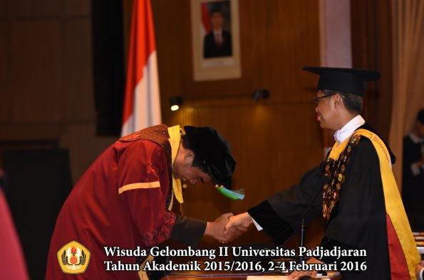 Wisuda Unpad Gel II TA 2015_2016  Fakultas PIK oleh Rektor  046