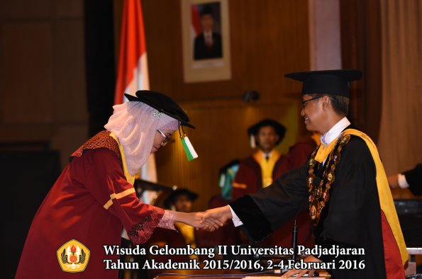 Wisuda Unpad Gel II TA 2015_2016   Fakultas Pertanian oleh Rektor  011