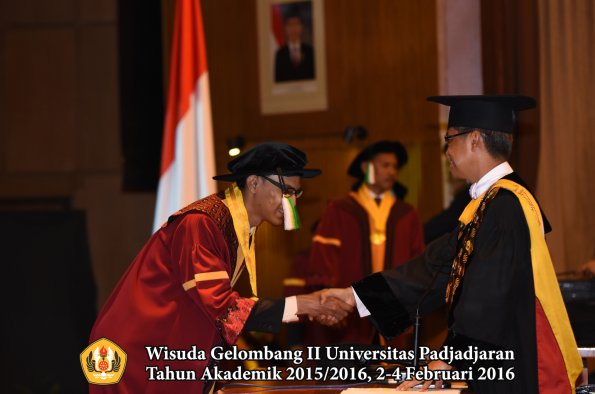 Wisuda Unpad Gel II TA 2015_2016   Fakultas Pertanian oleh Rektor  012