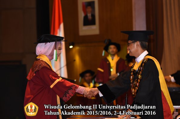 Wisuda Unpad Gel II TA 2015_2016   Fakultas Pertanian oleh Rektor  018