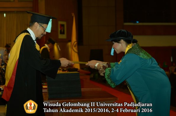 Wisuda Unpad Gel II TA 2015_2016 Fakultas Ilmu Budaya oleh Dekan  001