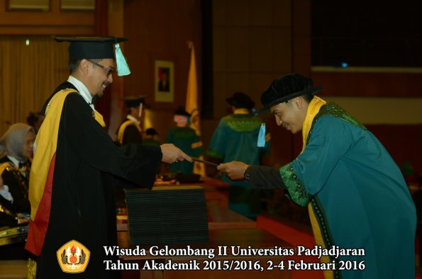Wisuda Unpad Gel II TA 2015_2016 Fakultas Ilmu Budaya oleh Dekan  004