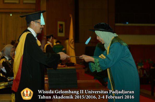 Wisuda Unpad Gel II TA 2015_2016 Fakultas Ilmu Budaya oleh Dekan  005