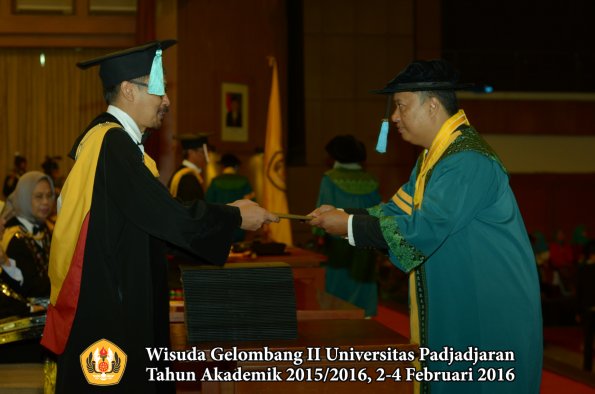 Wisuda Unpad Gel II TA 2015_2016 Fakultas Ilmu Budaya oleh Dekan  006