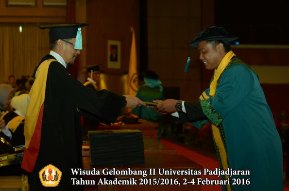 Wisuda Unpad Gel II TA 2015_2016 Fakultas Ilmu Budaya oleh Dekan  010